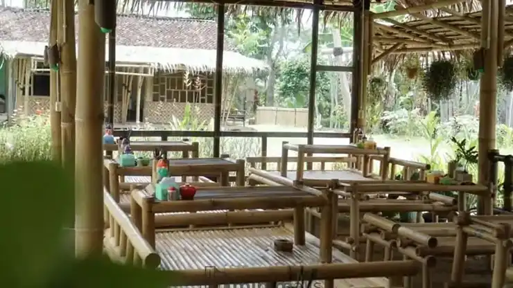 Desain Warung Mie Ayam Lesehan 1