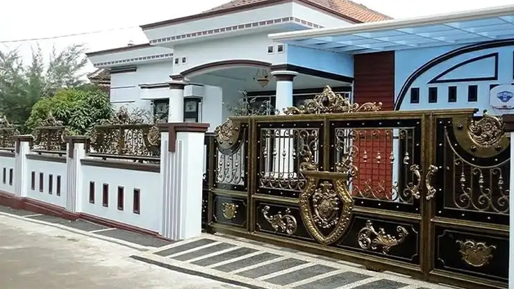 Pagar Rumah Klasik dengan Tiang Tiang Elegan